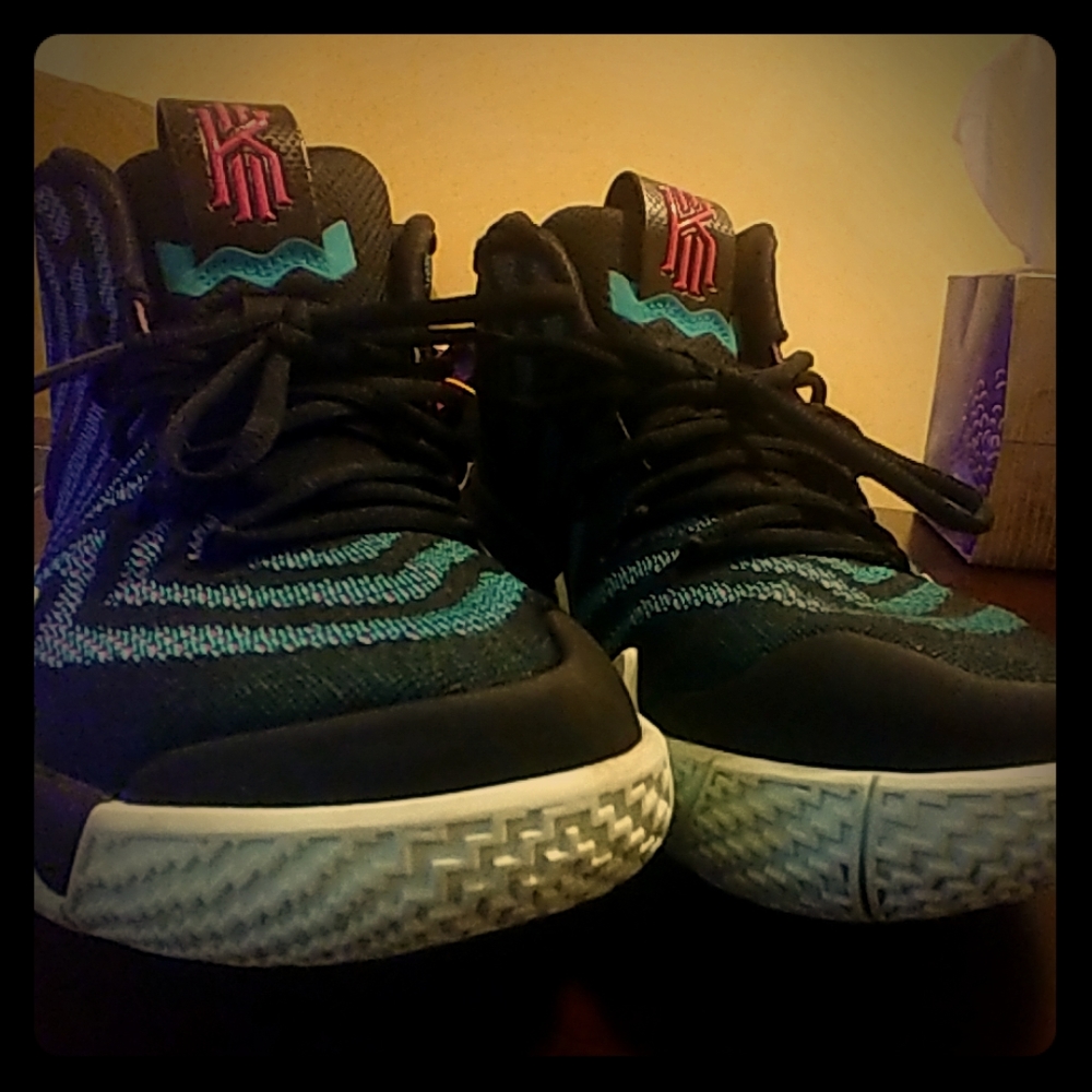 Nike Kyrie 4 Laser Fuchsias